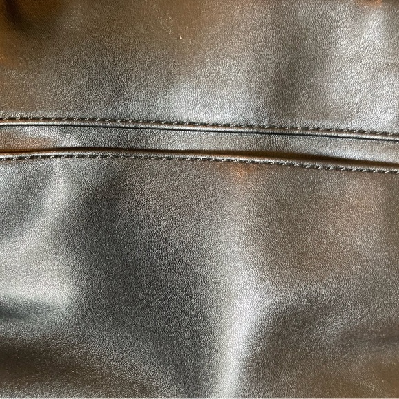 Cute Guess over the shoulder handbag - Picture 2 of 8